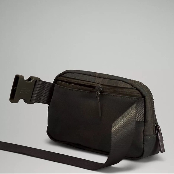 Lululemon Everywhere Belt Bag Camo Crossbody Sling Bag Nwt - Picture 4 of 6